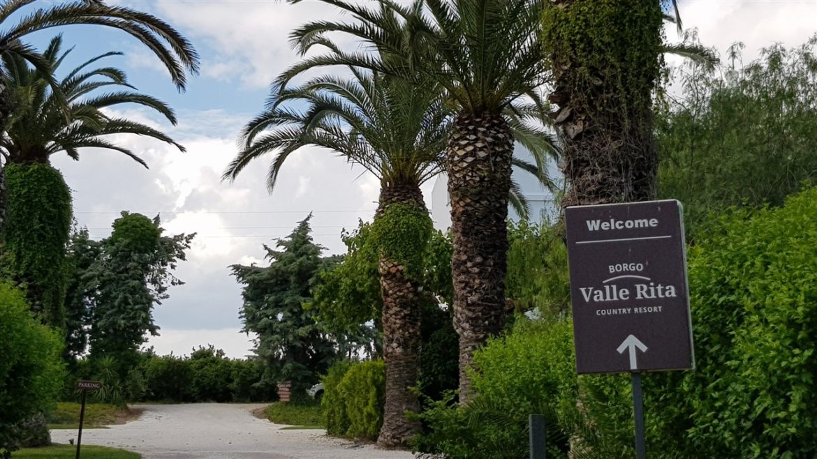 Borgo Valle Rita in una zona verdissima tra Puglia e Basilicata. Una struttura dove relax e gastronomia sono vincenti. A pochi km da Matera capitale europea della cultura