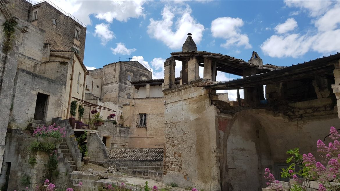 Borgo Valle Rita in una zona verdissima tra Puglia e Basilicata. Una struttura dove relax e gastronomia sono vincenti. A pochi km da Matera capitale europea della cultura