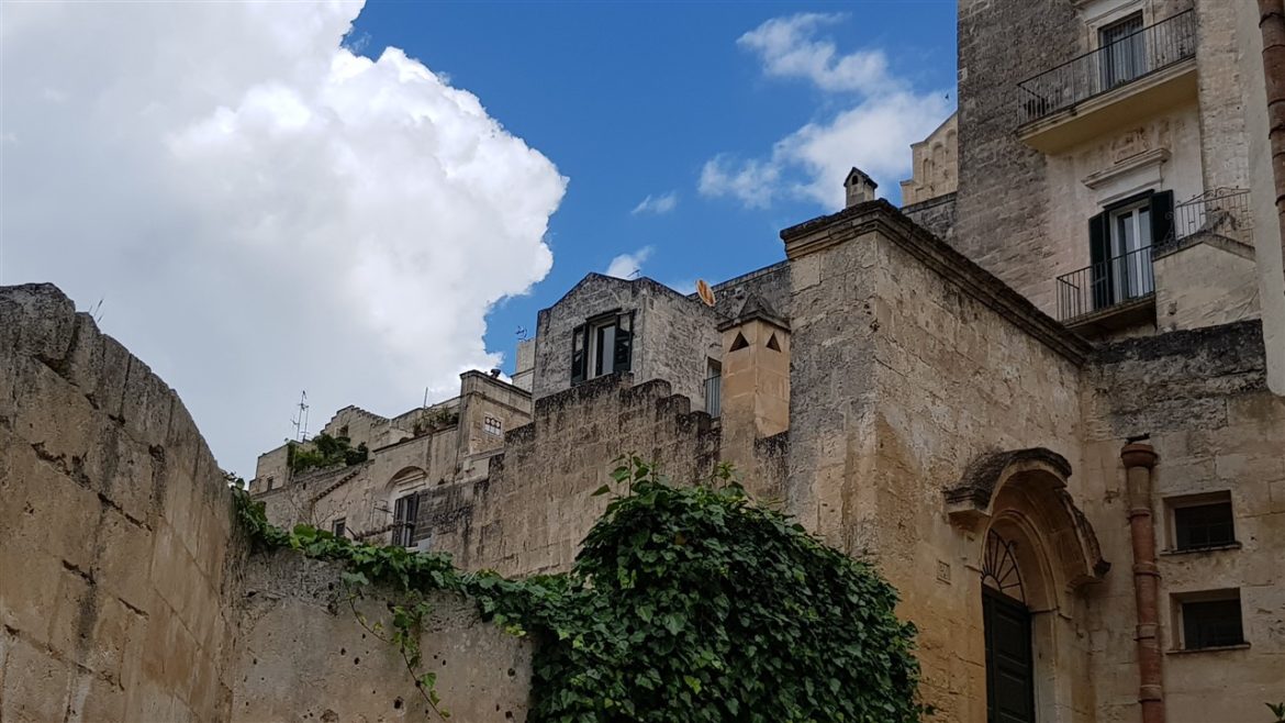 Borgo Valle Rita in una zona verdissima tra Puglia e Basilicata. Una struttura dove relax e gastronomia sono vincenti. A pochi km da Matera capitale europea della cultura