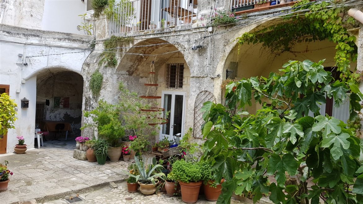 Borgo Valle Rita in una zona verdissima tra Puglia e Basilicata. Una struttura dove relax e gastronomia sono vincenti. A pochi km da Matera capitale europea della cultura