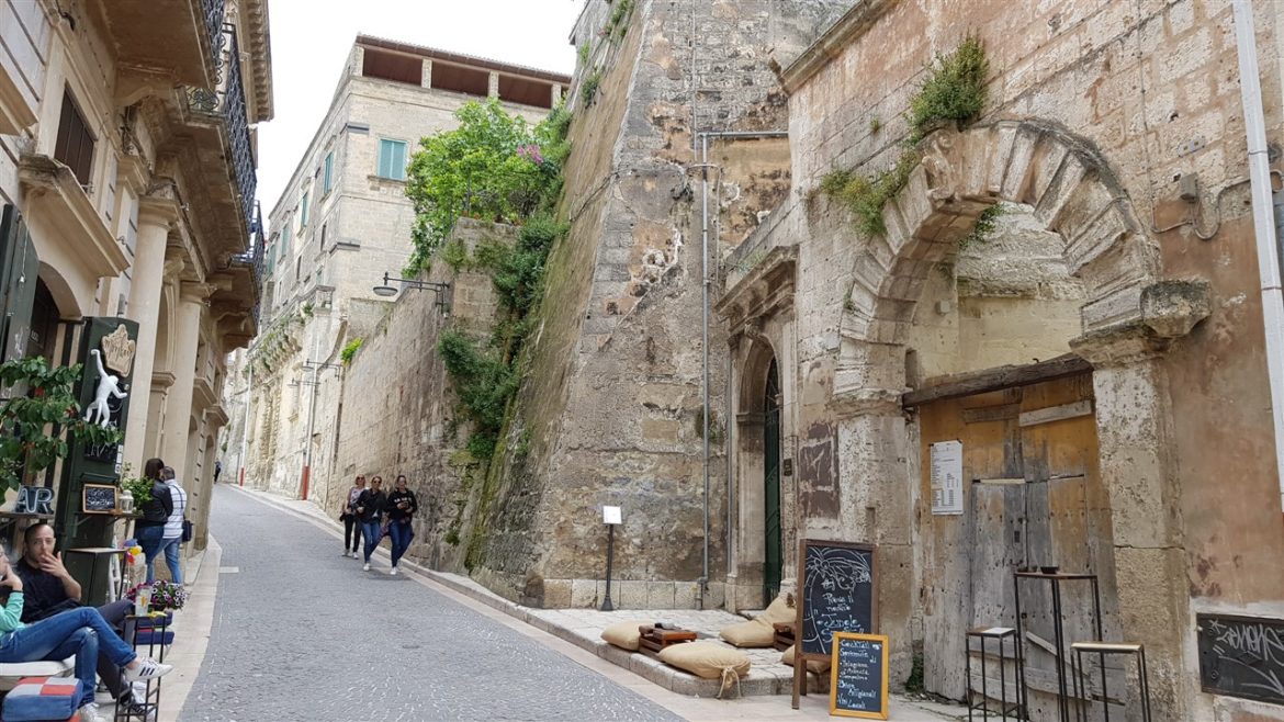 Borgo Valle Rita in una zona verdissima tra Puglia e Basilicata. Una struttura dove relax e gastronomia sono vincenti. A pochi km da Matera capitale europea della cultura