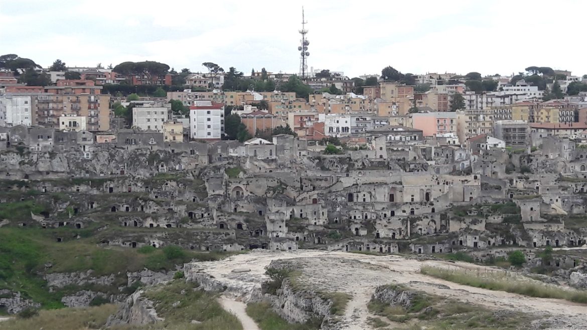 Borgo Valle Rita in una zona verdissima tra Puglia e Basilicata. Una struttura dove relax e gastronomia sono vincenti. A pochi km da Matera capitale europea della cultura